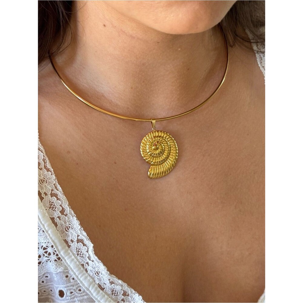 Coastal Conch Pendant Choker Necklace Gold